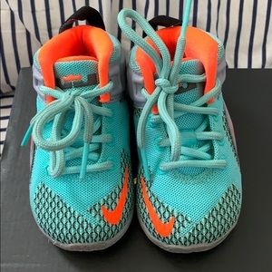 Toddler Nike sneakers 5C.